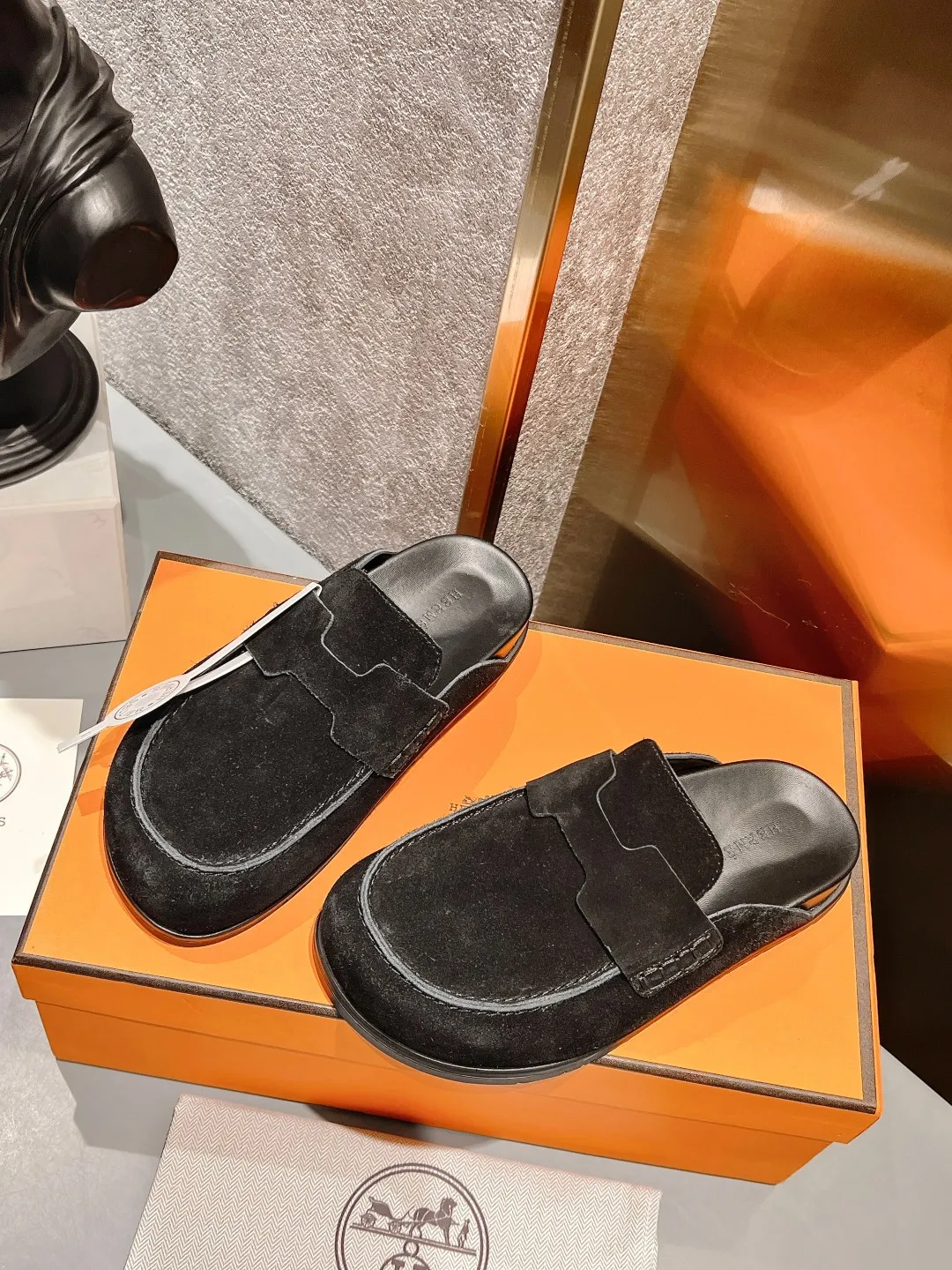[H Family Hermès] P: 520💰 Size: Male 39-44 (45 customized) Female 35-40 (41 customized) HERMES Hermès' latest couple's cute Birkenstock slippers. Summer really needs versatile slippers. They look good no matter how you match them. They have a casual and high-end feel. The comfort is also great. They are paired with a variety of colorful socks. They are trendy. Hermès 2023 new half slippers are high quality. ●Upper: imported cow suede ●Inner lining: imported sheepskin ●Foot pads: imported mixed sheepskin ●Outsole: Tpu non-slip and wear-resistant outsole